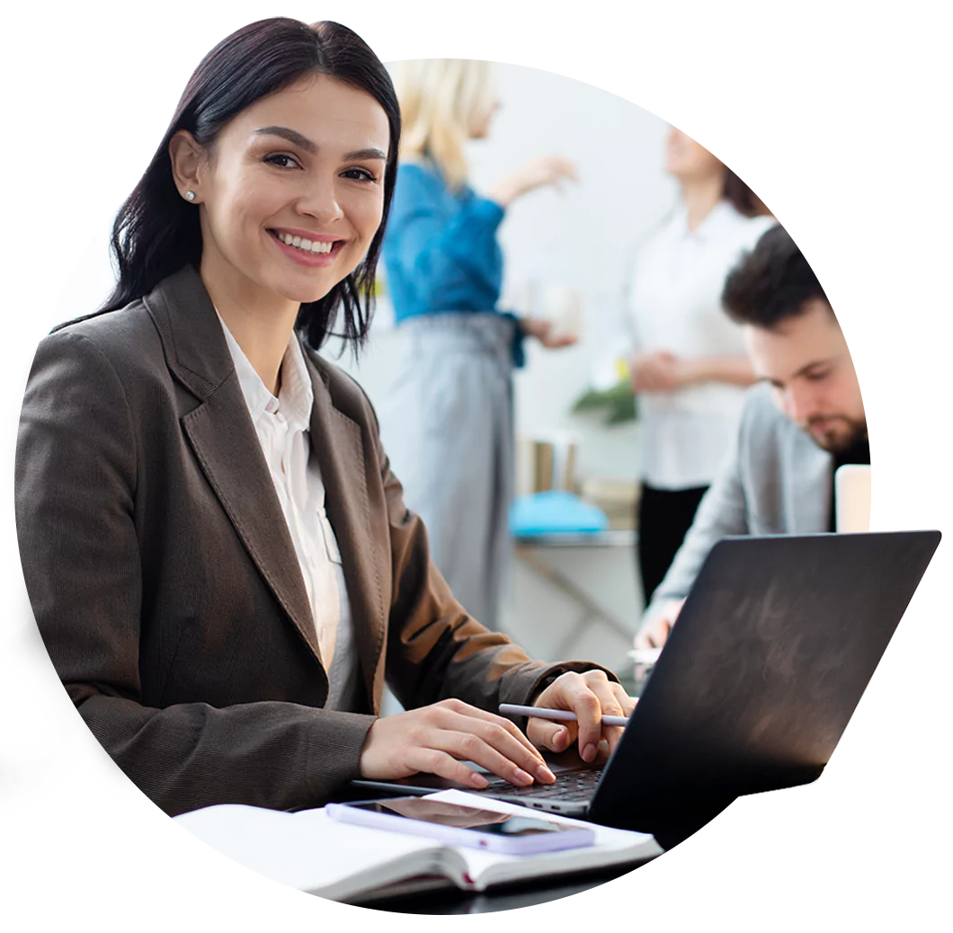 Estudiante aprendiendo SAP online desde su ordenador