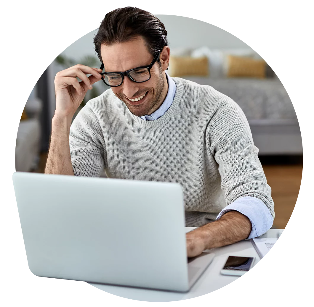 Estudiante aprendiendo SAP online desde su ordenador